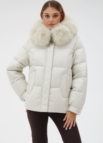 Короткий пуховик с капюшоном из меха песца Короткий пуховик с капюшоном из меха песца