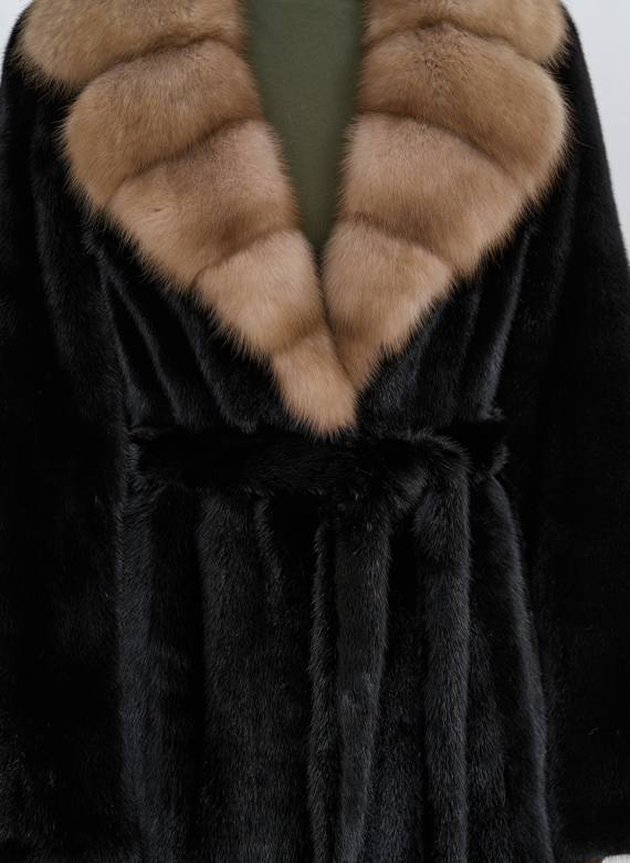 Шуба из меха норки с воротником из меха куницы Шуба из меха норки с воротником из меха куницы