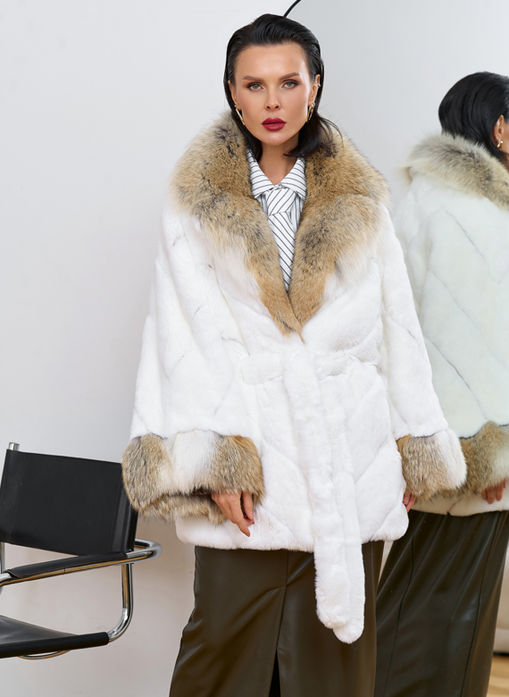 Шуба из кролика с отделкой из меха койота Шуба из кролика с отделкой из меха койота