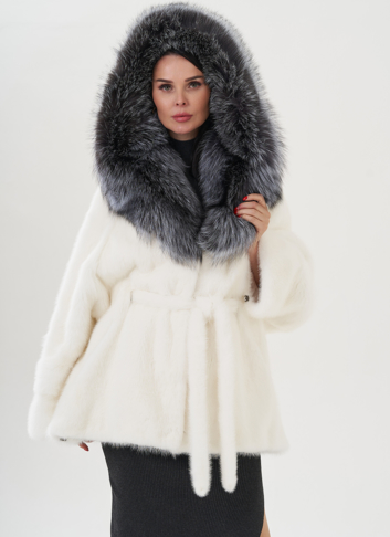 Шуба из норки белого цвета Шуба из норки белого цвета