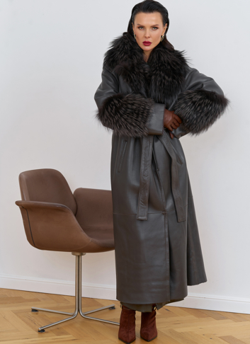 Женская натуральная дубленка с отделкой из меха лисы Женская натуральная дубленка с отделкой из меха лисы