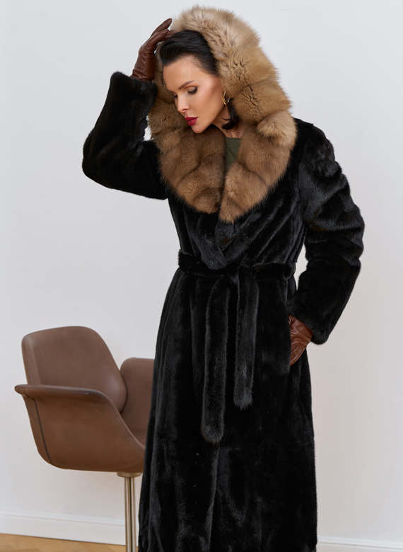 Шуба из меха норки с капюшоном из меха куницы Шуба из меха норки с капюшоном из меха куницы