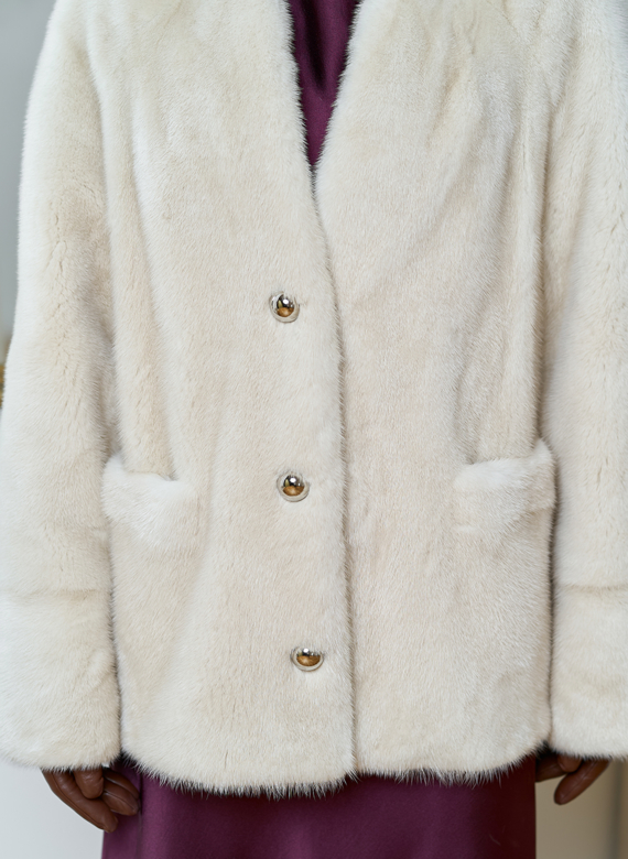 Укороченная шуба из меха норки с акцентными пуговицами Укороченная шуба из меха норки с акцентными пуговицами