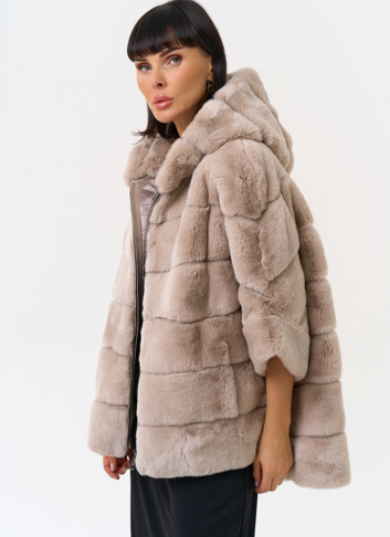 Короткая шуба из меха кролика с капюшоном Короткая шуба из меха кролика с капюшоном