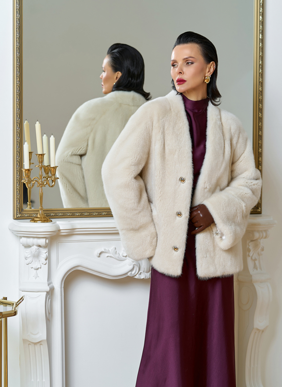 Укороченная шуба из меха норки с акцентными пуговицами Укороченная шуба из меха норки с акцентными пуговицами