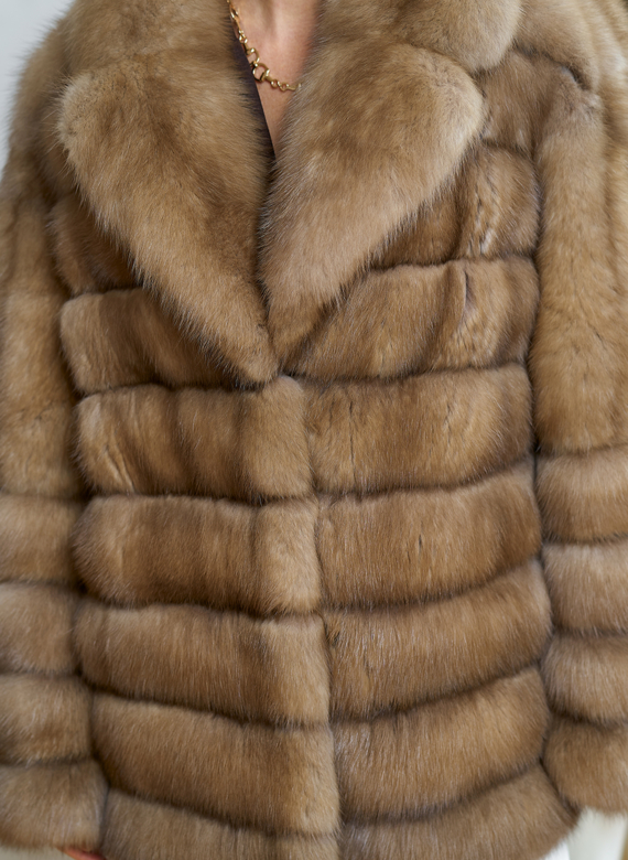 Женская шуба из куницы с английским воротником Женская шуба из куницы с английским воротником