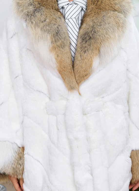 Шуба из кролика с отделкой из меха койота Шуба из кролика с отделкой из меха койота