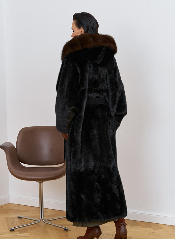 Шуба из меха норки с капюшоном из меха куницы Шуба из меха норки с капюшоном из меха куницы