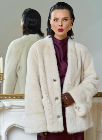 Укороченная шуба из меха норки с акцентными пуговицами Укороченная шуба из меха норки с акцентными пуговицами