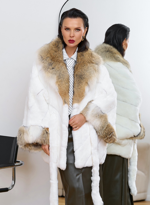 Шуба из кролика с отделкой из меха койота Шуба из кролика с отделкой из меха койота