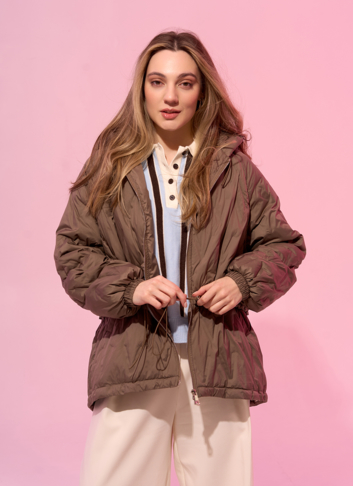 Женская куртка в коричневом цвете с капюшоном Женская куртка в коричневом цвете с капюшоном